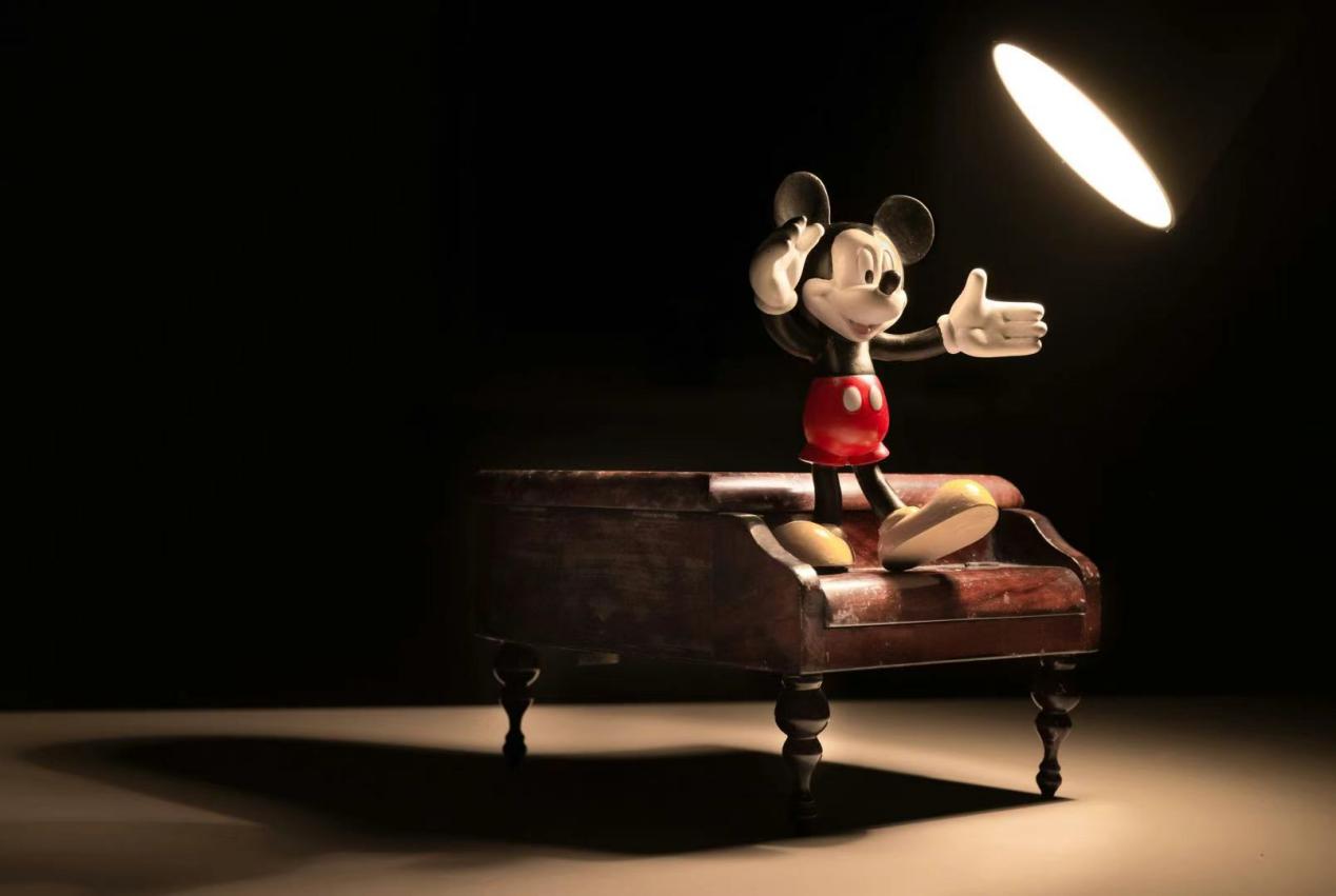 The Invisible Magic: How Disney’s Magic Bands Redefine Theme